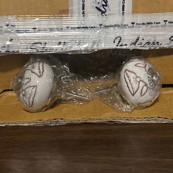 Indian Shelf White/Brown Etched Ceramic Pull Handle Knob Set of 2 Handcrafted - Picture 2 of 2